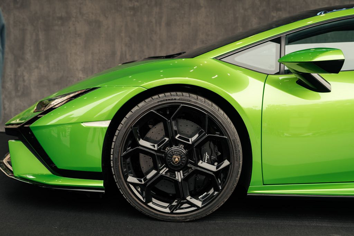 Hình dáng của Tecnica khác biệt hẳn so với những thành viên trong gia đình Huracan: dù sở hữu chiều cao và bề rộng tương đương với Huracan EVO và phom dáng lấy cảm hứng từ Essenza SCV 12, nhưng với chiều dài tăng thêm 6.1 cm giúp cho chiếc xe trông bám sát mặt đường và bề thế hơn.