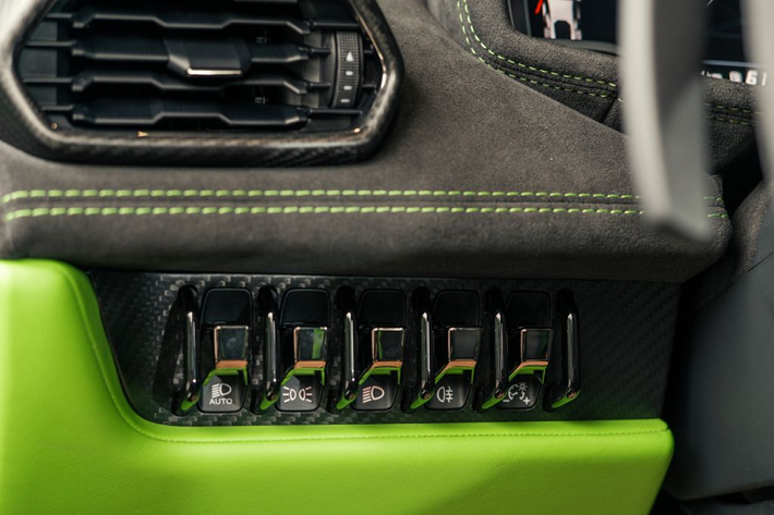 Sự cách tân ở phần sau, bao gồm gương cửa sổ sau đặt theo chiều thẳng đứng giúp cải thiện tầm nhìn, trong khi nắp động cơ được tái thiết kế mang chất liệu carbon trọng lượng nhẹ nhằm tôn vinh “trái tim” động cơ V10.