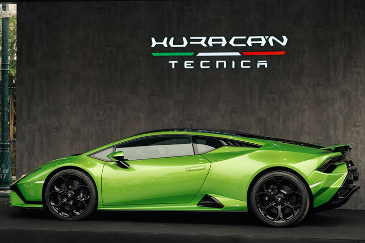 Giống như “người anh em” STO, Lamborghini Huracan Tecnica tại Việt Nam sử dụng động cơ 5.2L cho công suất 640 CV, sản sinh mô-men xoắn 565 Nm tại vòng tua 6,500 vòng/phút, tạo nên cảm giác phấn khích và vô cùng thoải mái trên những cung đường hàng ngày, nhưng vẫn đảm bảo độ phản hồi ga với sức mạnh ấn tượng khi cần thiết.