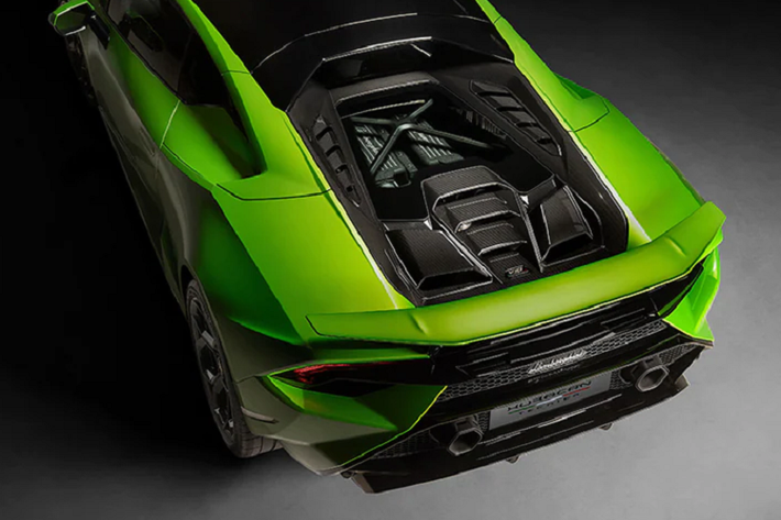 Giao diện màn hình giải trí HMI được Lamborghini tinh chỉnh riêng cho Tecnica. Bảng điều khiển trung tâm giản lược về màu sắc để hướng sự chú ý của người cầm lái hoàn toàn tập trung vào màn hình chính dạng vòm lớn.