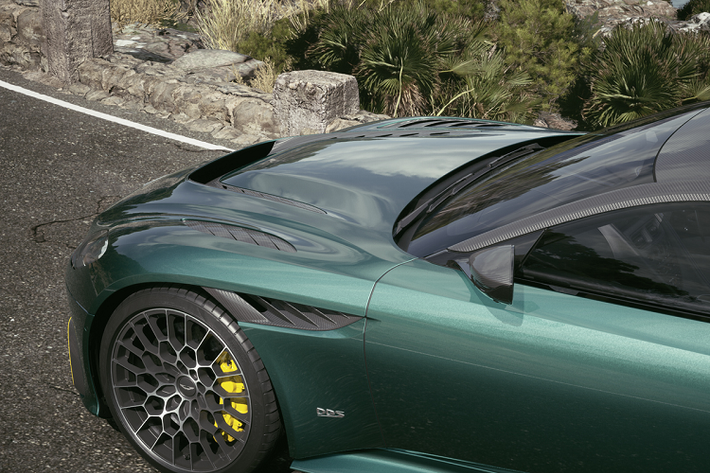 Chiếc xe nhận được gói trang bị khí động học ngoại thất mới như ốp hốc gió cản trước, các khe gió tại nắp capo... Những chi tiết này có thể được nâng cấp bằng sợi carbon.