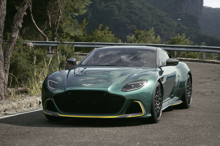 DBS 770 Ultimate vẫn được trang bị động cơ V12 dung tích 5.2L, tuy nhiên công suất được tăng từ mức 725 mã lực đến 770 mã lực, cùng mô-men xoắn 900 Nm.