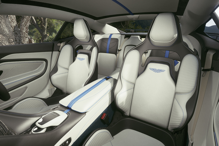 Chủ nhân chiếc xe có thể sử dụng bộ ghế thể thao Sports Plus hoặc nâng cấp ghế đua bucket-seat Carbon Fibre Performance được chế tác từ chất liệu sợi carbon.