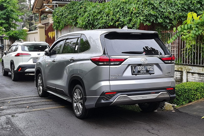 Phiên bản Toyota Innova Hybrid 2023 cao cấp nhất sẽ có thêm dải LED định vị ban ngày, đèn sương mù trước, vành hợp kim 18 inch và cửa cốp chỉnh điện. Toyota Innova 2023 cũng lột xác hoàn toàn về thiết kế nội thất, theo xu hướng cá nhân hơn và sang trọng hơn. Táp-lô xe có thiết kế đa tầng với vô lăng ba chấu, bảng đồng hồ với màn hình đa thông tin 7 inch và màn hình cảm ứng trung tâm 10 inch đặt nổi