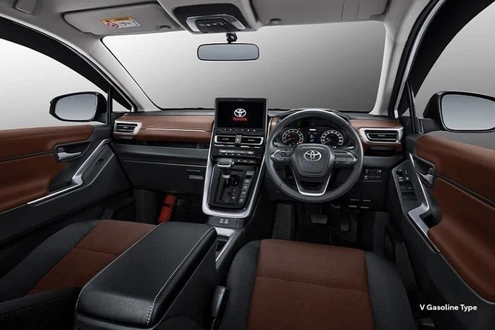 Thiết kế bên ngoài của Toyota Innova 2023 cũng hoàn toàn khác so với các thế hệ trước và tiến tới một mẫu SUV đô thị, thoát khỏi cái "mác" xe MPV dịch vụ như các thế hệ trước. Phần đầu xe có lưới tản nhiệt lục giác với họa tiết tổ ong, lưới tản nhiệt còn có viền mạ crôm và nối liền cụm đèn pha LED nằm ngang.