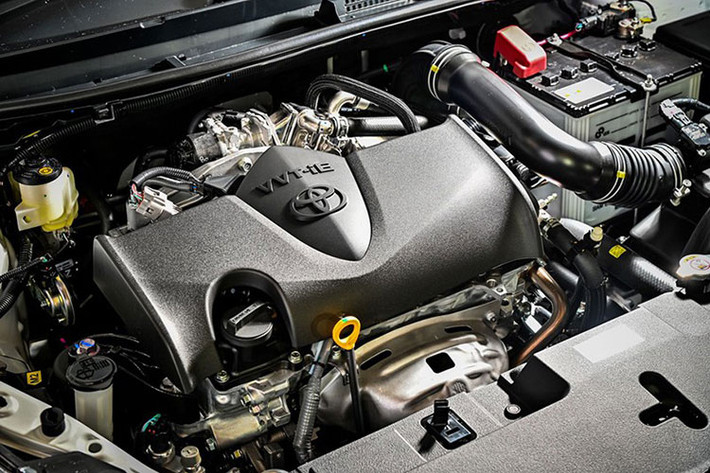 Là phiên bản nâng cấp giữa vòng đời, Toyota Yaris 2023 không có sự thay đổi về mặt trang bị vận hành. Dưới nắp capo của mẫu hatchback cỡ B vẫn là động cơ 3NR-FKE, 1.2L, tạo ra công suất tối đa 92 mã lực tại tua máy 6.000 vòng/phút và mô-men xoắn cực đại 109 Nm tại tua máy 4.400 vòng/phút.