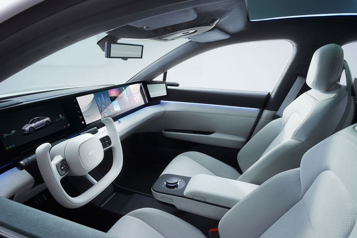 Công nghệ tự lái do liên doanh này tự phát triển, dựa vào bộ vi xử lý do Qualcomm cung cấp, kết hợp với kết hợp với hơn 40 cảm biến, camera, hệ thống radar và lidar giúp nhận biết vật cản và xử lý tình huống giao thông. Hệ thống giải trí trên xe là thứ vũ khí để liên doanh Sony Honda đấu với Tesla và Afeela có thể được trang bị cả PlayStation.