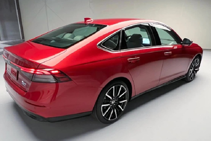 Nằm hai bên hốc gió trung tâm còn có khe gió hình chữ "L" mới, được trang trí bằng viền màu bạc. Phía đuôi xe nổi bật với cụm đèn hậu LED nằm vắt ngang, bao quanh bằng viền màu đen. Tạo hình của đèn hậu càng tôm hùm đã được thay thế bằng cụm đèn LED mảnh mai hơn.