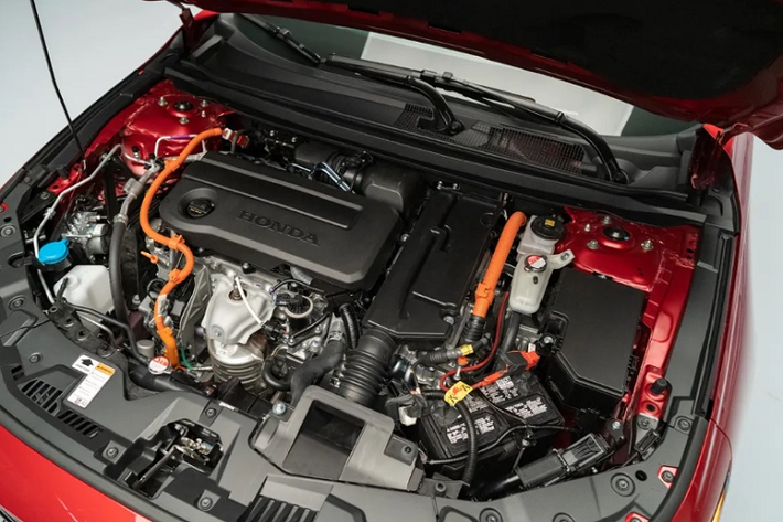 Các bản cao cấp hơn như Sport, Sport-L, EX-L và Touring sẽ dùng màn hình cảm ứng trung tâm 12,3 inch, hỗ trợ Apple CarPlay/Android Auto không dây.Ở bản Sport xe sẽ được trang bị nội thất màu đen, vô lăng bọc da, pedal nhôm và màn cảm ứng trung tâm 12,3 inch.