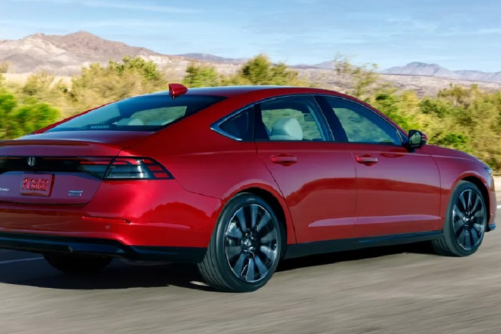 Phiên bản EX-L có nội thất da, ghế phụ phía trước có thể chỉnh điện 4 hướng và bổ sung cảm ứng hỗ trợ đỗ xe trước sau. Phiên bản Sport-L có nội thất da, ghế phụ phía trước có thể chỉnh điện 4 hướng, ghế lái ghi nhớ vị trí ưa thích, ghế hành khách trước chỉnh điện, ốp thể thao ngoại thất.