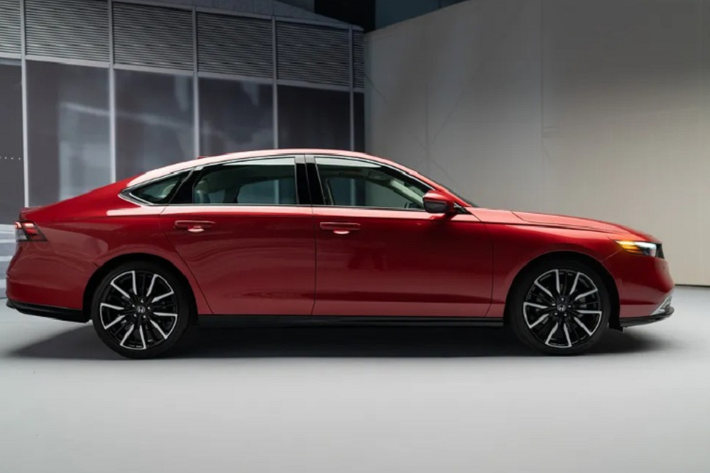 Ở bản tiêu chuẩn LX và EX, Honda Accord 2023 dùng màn hình cảm ứng trung tâm 7 inch, hỗ trợ Android Auto/Apple CarPlay có dây, sưởi ghế trước, ghế lái chỉnh điện 8 hướng, hệ thống điều hòa tự động 2 vùng độc lập và cửa sổ trời.