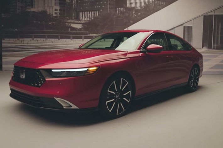 Hệ truyền động này tạo ra công suất tổng cộng 204 mã lực và mô-men xoắn cực đại 335 Nm. Phiên bản hybrid có 4 chế độ lái là ECON, Normal, Sport và Individual. Hiện tại, Honda Accord 2023 chỉ mới được giới thiệu ở thị trường Mỹ, người dùng Việt Nam chắc sẽ phải đợi một thời gian nữa, nếu muốn sở hữu chiếc sedan tiện nghi này.