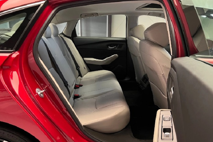 Xe trang bị màn hình kỹ thuật số lớn 10,2 inch, màn hình thông tin, giải trí được đặt độc lập bên cạnh.Ở khoang sau, người dùng có thể ngồi thoải mái với khoảng duỗi chân rộng rãi lên đến 1.036 mm. Trong khi đó, khoang hành lý của xe được hãng khẳng định là rộng nhất phân khúc với dung tích 473 lít.