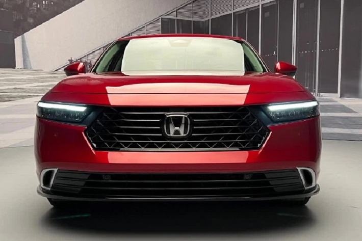 Mẫu xe sedan Honda Accord 2023 sở hữu ngoại hình bắt mắt, hiện đại, gần như lột xác hoàn toàn so với thế hệ cũ. Ở thế hệ mới, xe có số đo 3 vòng dài x rộng x cao lần lượt là 4.971 x 1.862 x 1.450 mm và chiều dài cơ sở 2.830 mm. Phần đầu xe góc cạnh hơn với lưới tản nhiệt hình lục giác to bản, mắt lưới thiết kế dáng tổ ong mới.
