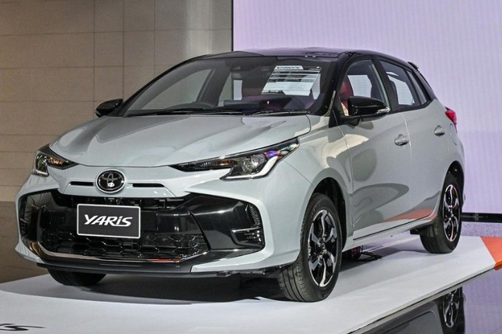 Toyota Yaris 2023 bản hatchback sở hữu ngoại thất hiện đại và trẻ trung. Đầu xe gây ấn tượng khi được thiết kế dựa trên ý tưởng từ loài cá mập đầu búa. Cản trước hầm hố hơn với các góc và đường nét sắc cạnh, kết hợp với hốc hút gió hai bên làm tăng thêm vẻ thể thao cho xe. Ngoài ra, phần mặt trước còn được bổ sung hốc gió nhỏ nằm ở 2 bên cạnh logo.