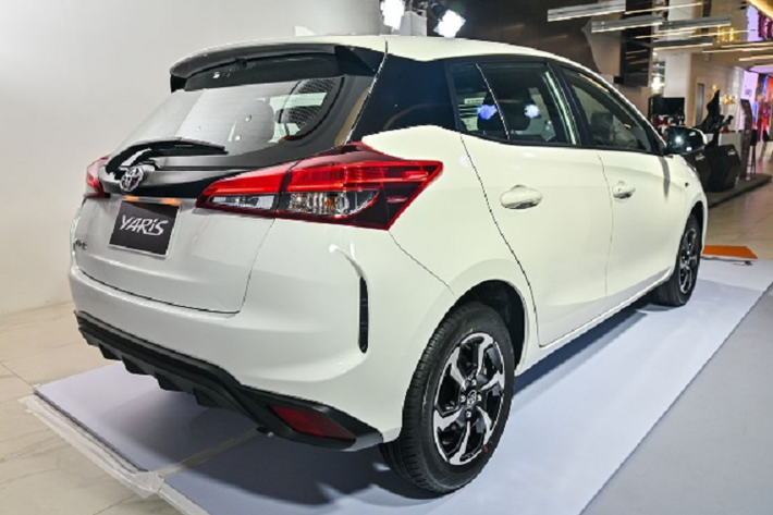 Khối động cơ trên được kết hợp với hộp số biến thiên vô cấp Super CVT-i. Giá xe Toyota Yaris 2023 tại Thái Lan tăng nhẹ 10.000 - 15.000 Baht (khoảng 6,5-10 triệu đồng) so với bản cũ, dao động từ 559.000 - 694.000 Baht (khoảng 378 - 469 triệu đồng).