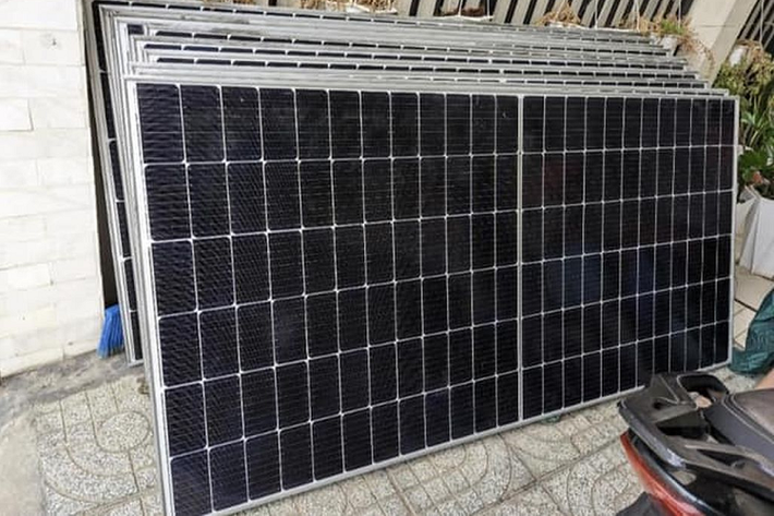 Hiện anh Tuấn đang sử dụng loại hệ thống điện mặt trời không lưu trữ. Theo đó, mỗi ngày anh sạc xe điện VinFast VF8 hết 4 tiếng vào buổi sáng, đủ để anh di chuyển 40km trong một ngày. Quãng đường đi được hàng tháng rơi vào khoảng 1.200 km. Do tính chất của công việc, anh chỉ sử dụng xe sau 11h trưa, nên việc lắp đặt hệ thống điện mặt trời này vừa thuận tiện lại vừa giúp anh tiết kiệm được chi phí sạc điện. Theo tính toán của anh Tuấn, tổng điện tiêu dùng hàng tháng của chiếc VF8 khoảng 1.000 kW, tương đương khoảng 3 triệu đồng tiền điện.