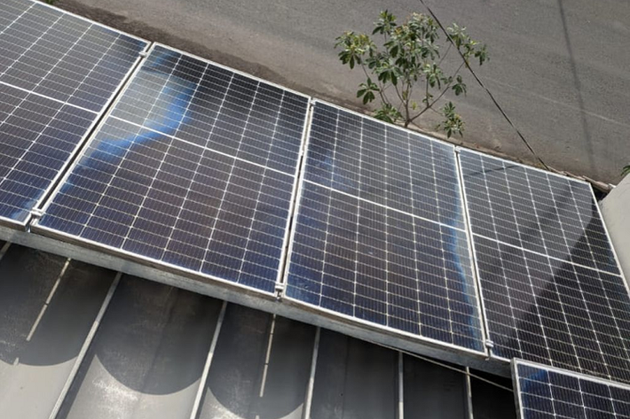 Trong khi đó loại có lưu trữ có chi phí cao hơn, bằng khoảng 3/4 chi phí cho pin mặt trời. Thời gian hoàn vốn của loại này ước tính lên tới 5 năm trong khi tuổi thọ của bộ lưu trữ chỉ khoảng 10 năm. Tuy nhiên, dòng này có ưu điểm là có thể sạc xe vào ban đêm và tận dụng được triệt để điện sinh ra từ tấm pin mặt trời.