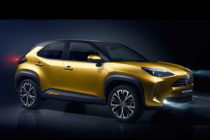 Động cơ kết hợp với mô-tơ điện mạnh 79 mã lực và 141 Nm, hộp số CVT cũng như pin lithium-ion nằm phía sau. Tổng cộng, Toyota Yaris Cross sở hữu công suất 110 mã lực và có thể đạt vận tốc tối đa 170 km/h. Đặc biệt, lượng xăng tiêu thụ trung bình của xe chỉ dừng ở mức 26,3 km/lít (khoảng 3,8 lít/100 km).