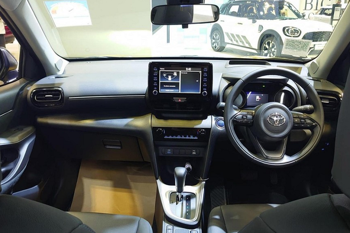 Tương tự Corolla Cross, Toyota Yaris Cross cũng là mẫu xe khá "lỡ cỡ" khi nằm giữa phân khúc hạng A và hạng B. Cụ thể, xe có chiều dài 4.180 mm, chiều rộng 1.765 mm, chiều cao 1.590 mm và chiều dài cơ sở 2.560 mm. So với SUV hạng A Toyota Raize, mẫu xe này có chiều dài cơ sở chỉ nhỉnh hơn 35 mm.