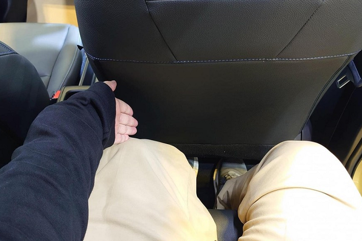 Hệ thống kiểm soát hành trình thích ứng, hỗ trợ bám làn đường, hỗ trợ chuyển làn đường và đèn pha tự động. Ngoài ra, xe còn có 8 túi khí, hỗ trợ phanh khi đỗ xe, cảnh báo phương tiện cắt ngang khi lùi, phanh tay điện tử, tự động giữ phanh tạm thời, cảnh báo điểm mù, camera lùi và cảm biến đỗ xe.