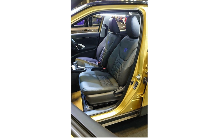 Trong khi đó, nội thất của Toyota Yaris Cross có một số khác biệt ở hai phiên bản. Bản tiêu chuẩn chỉ được trang bị vô lăng bọc Urethane, cần số bọc PVC và ghế bọc nỉ. Chỉ bản Excite mới có vô lăng, cần số và ghế bọc da.