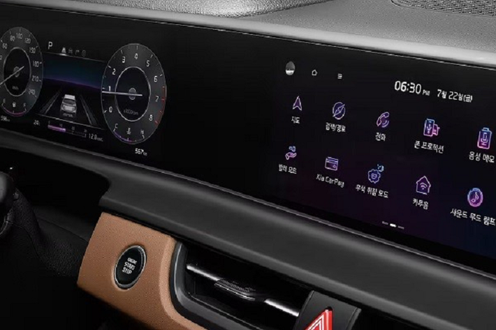 Trong khi đó, trang bị an toàn của xe gồm có camera 360 độ, camera quan sát làn đường, hệ thống kiểm soát hành trình thích ứng dựa trên định vị, hỗ trợ giữ làn đường, hỗ trợ giới hạn tốc độ thông minh, hỗ trợ lái trên cao tốc, cảnh báo va chạm phía trước, cảnh báo điểm mù và hỗ trợ tránh va chạm khi lùi chuồng.