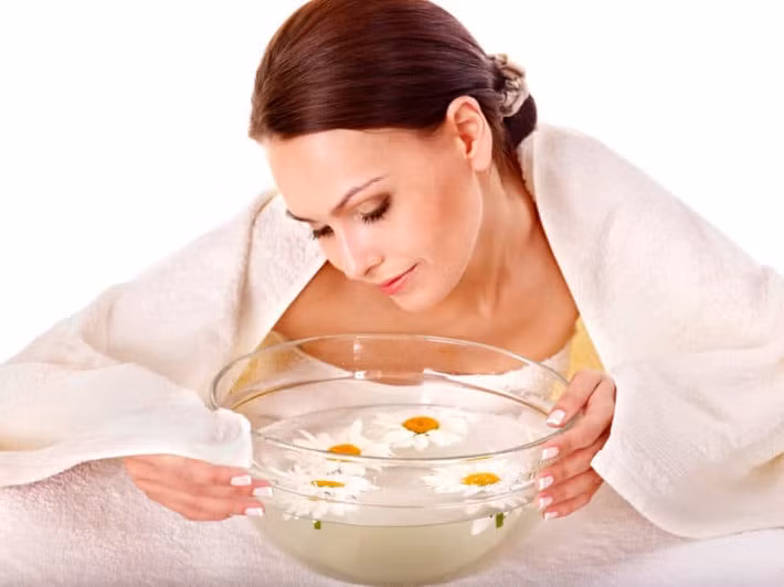 Xông hơi là cách thải độc tố da mặt sử dụng nhiệt độ từ hơi nước tác động lên da, giúp giãn nở lỗ chân lông, loại bỏ bụi bẩn, bã nhờn, các loại độc tố ẩn sâu dưới da. Ảnh: hellobacsi.