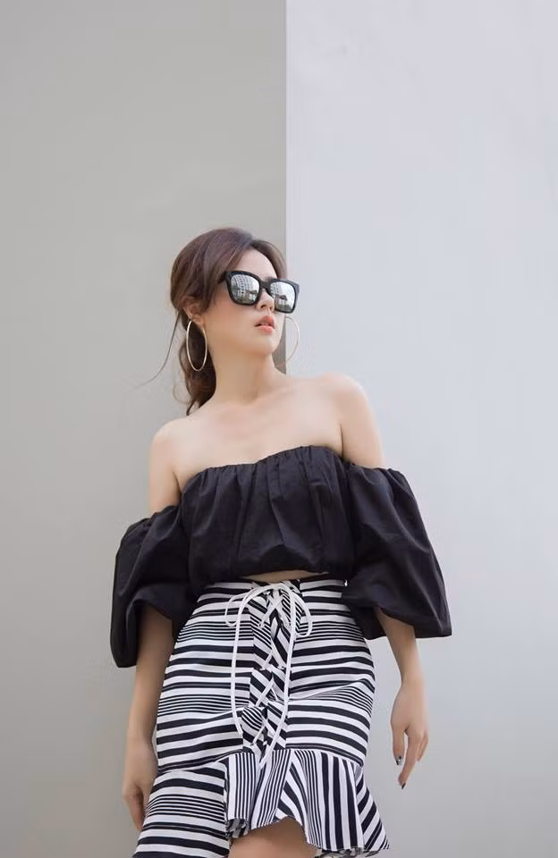 Midu không ngại khoe vòng 1 căng đầy gợi cảm của mình với các trang phục áo trễ vai. Ảnh: 24h.