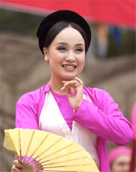 “Thị mầu” Thu Huyền cũng sở hữu trán dô nhưng vẫn cực kỳ duyên dáng. Ảnh: nguoi-noi-tieng.