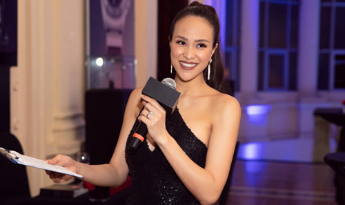 Dù trán dô nhưng MC Phương Mai vẫn rất quyến rũ. Ảnh: daubao.