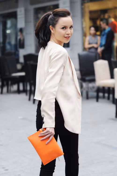 Dù trán dô nhưng Á hậu Ngọc Oanh vẫn toát lên khí chất thông minh và thần thái hút hồn. Ảnh: eva.