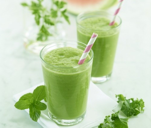 Trong dân gian, rau má thường được dùng để chữa bệnh viêm gan hoàng đản, ngứa, rôm sảy, thanh nhiệt, mụn nhọt, bệnh máu cam, sốt…Ảnh: vietq.