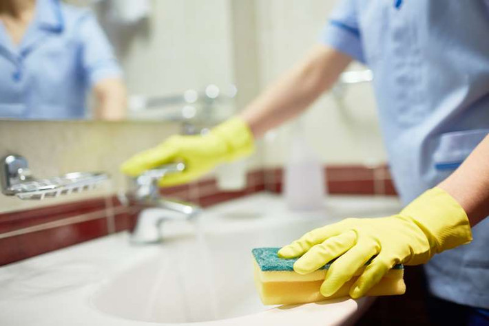 Nghiên cứu cho thấy, một số hóa chất như phthalates và paraben, có thể gây ra sự gián đoạn nội tiết và các vấn đề liên quan khác. Ảnh: pressfrom.