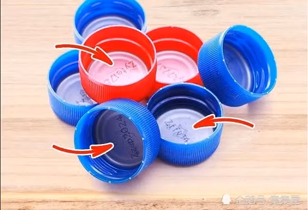 Phần nhựa bên trong nắp chai không chỉ để ghi các thông tin cần thiết. Nó còn là thứ rất cần thiết trong các chai nước có ga, giúp khí ga không bị bay hơi.