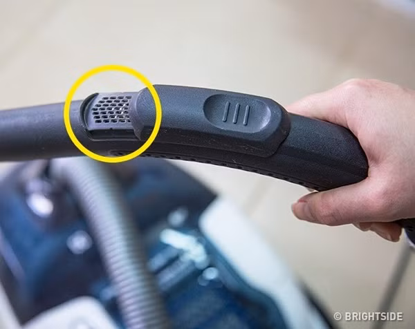 Những lỗ nhỏ trên tay cầm máy hút bụi không phải chi tiết thừa. Chúng được thiết kế để giảm lực hút của máy, chẳng hạn khi cần hút bụi cho rèm cửa. Nó cũng giúp cho những vật bị mắc kẹt trong phần thân ống được lấy ra dễ dàng.