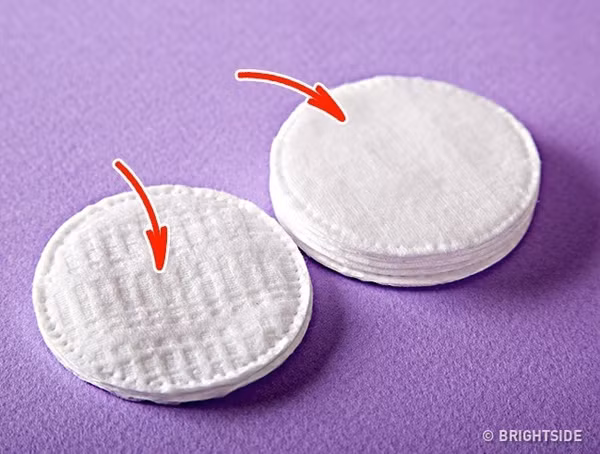 Bông tẩy trang thường được thiết kế một mặt chứa những gờ nổi và một mặt phẳng. Khi sử dụng, mặt chứa gờ nổi sẽ rất hữu ích cho việc trang điểm. Trong khi đó, mặt bông phẳng phù hợp để tẩy trang.