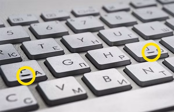 Hai gờ nổi trên phím F và J được thiết kế để người dùng định vị đúng phím cần gõ mà không cần nhìn xuống bàn phím. Bằng cách xác định những phần gờ này, bạn có thể tăng tốc độ gõ phím mà không cần nhìn trực tiếp xuống bàn phím. Phím F và phím J được lựa chọn là bởi chúng là vị trí tự nhiên nhất để người dùng đặt ngón tay trỏ của mình khi gõ phím.