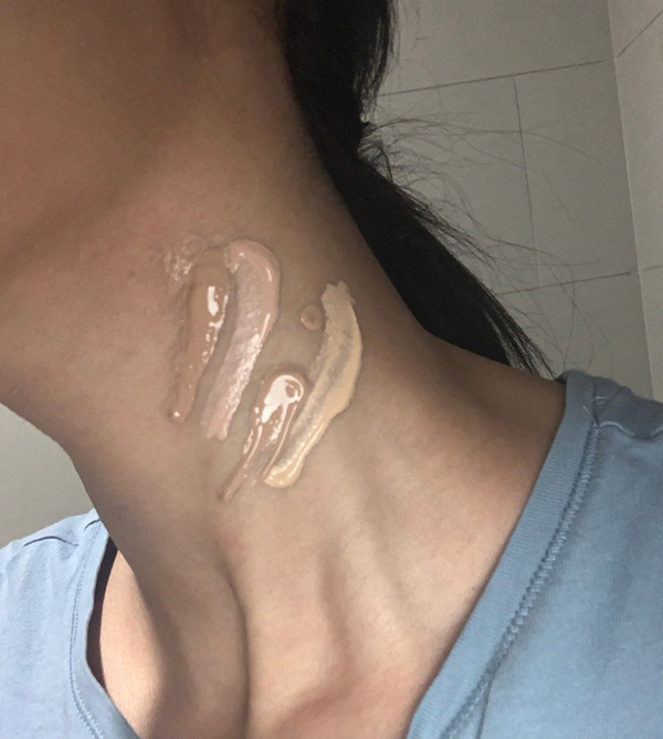 Thử kem nền. Hầu hết mọi người thường thử kem nền ở cổ tay. Vậy nhưng, phần da cổ gần xương hàm mới thích hợp nhất để thử kem nền. Vị trí này được đánh giá tương đồng với màu da mặt, không ảnh hưởng đến phần gương mặt đã được trang điểm trước đó.