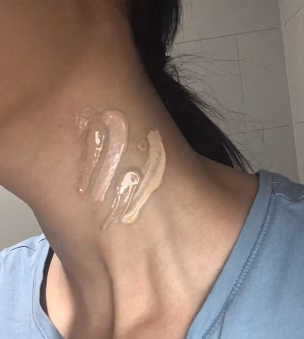 Thử kem nền. Hầu hết mọi người thường thử kem nền ở cổ tay. Vậy nhưng, phần da cổ gần xương hàm mới thích hợp nhất để thử kem nền. Vị trí này được đánh giá tương đồng với màu da mặt, không ảnh hưởng đến phần gương mặt đã được trang điểm trước đó.