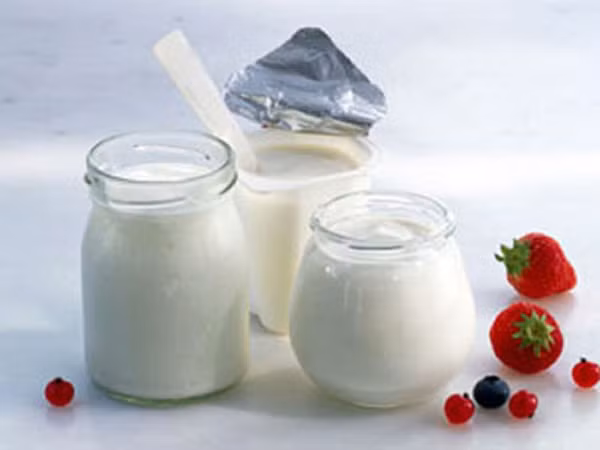 Theo chuyên gia dinh dưỡng, sản phẩm này được lên men để tạo thành sữa chua. Sau đó, nó được xử lý bằng phương pháp tiệt trùng UHT hoặc nhiệt độ cực cao để có thể bảo quản ở nhiệt độ phòng thời gian dài. Vậy nhưng, nhiệt độ cao có thể tiêu diệt men vi sinh trong quá trình “đóng hộp vô trùng”.