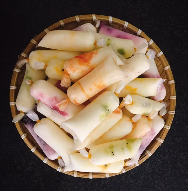 Sữa chua mix vị. Nhiều trẻ thích thú với sữa trái cây bởi hương vị chua ngọt dễ uống, màu sắc bắt mắt cùng bao bì hấp dẫn.