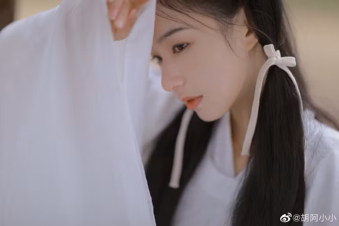 Những hình ảnh Hot girl Tiểu Tiểu đăng trên mạng không quá kỳ công, khuôn mặt cũng trang điểm nhẹ nhàng, nhưng chính vẻ đẹp trong lành ấy lại ghi điểm trong lòng fan.