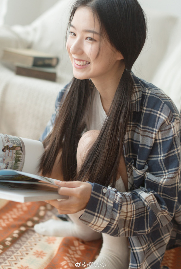 Bản sao Lưu Diệc Phi - Hồ A Tiểu Tiểu tên thật là Hồ Hiểu, sinh năm 1997, đến từ Trùng Khánh, Trung Quốc.