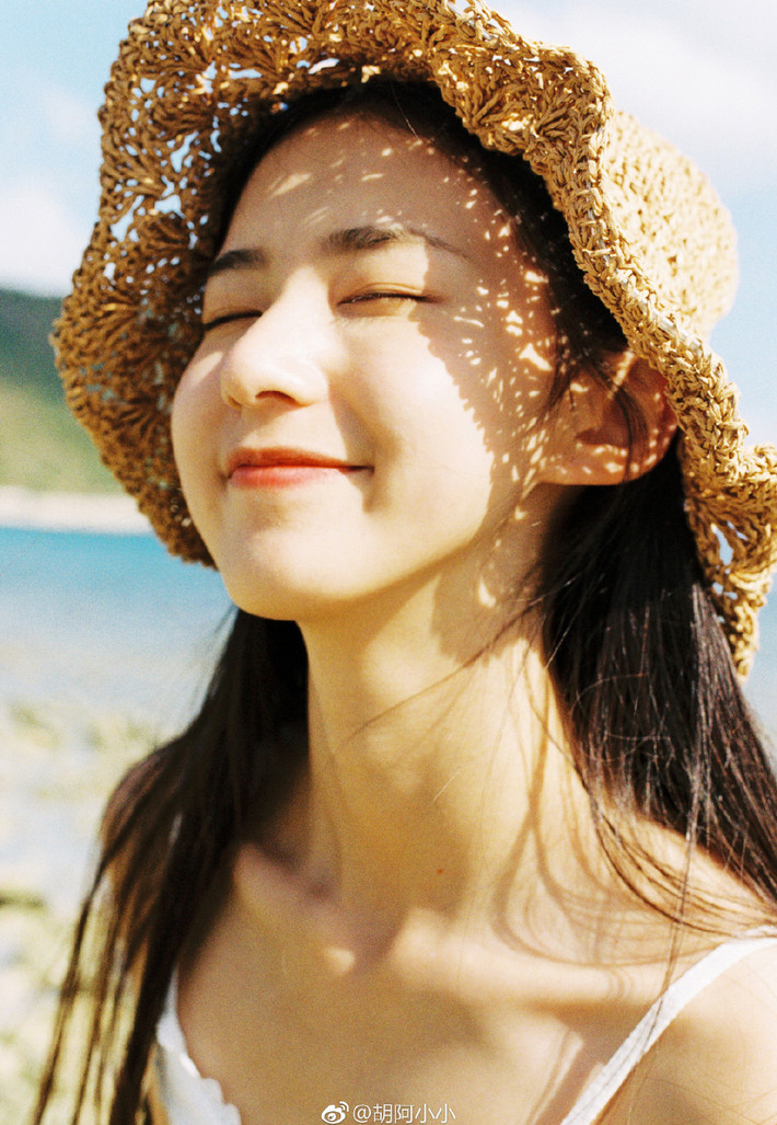 Hồ Hiểu cũng không chọn phong cách ăn mặc phô trương, mà khá kín đáo, trong lành, phù hợp với hình ảnh "tiên nữ hạ phàm" của mình.