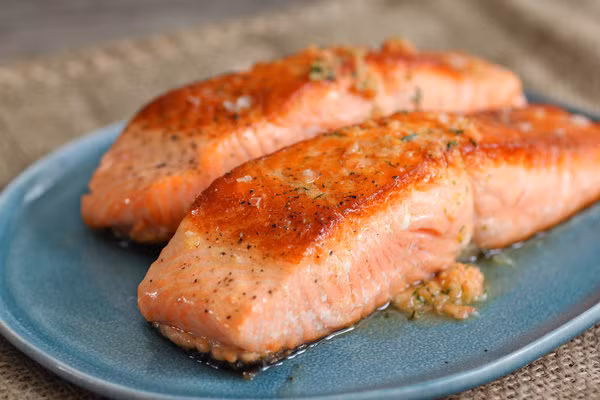 Cá hồi có chứa omega-3 thiết yếu cũng như các chất chống oxy hóa như vitamin E và Selenium, giúp chống lại các gốc tự do có thể gây tác hại hoặc lão hóa cho da. Ảnh: nyt.