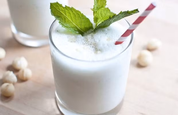 Ngoài ra, bạn có thể thử sinh tố dừa kết hợp các loại trái cây có múi như cam, quýt cũng rất lạ miệng.