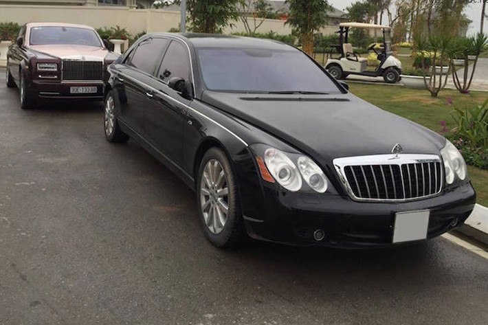 So với 3 chiếc xe siêu sang còn lại, Maybach 62S của ông Trinh Văn Quyết cho ra biển số Ngoại giao vì vậy nó sẽ được hưởng một số ưu đãi về thuế thay vì ra biển trắng đầu 30.
