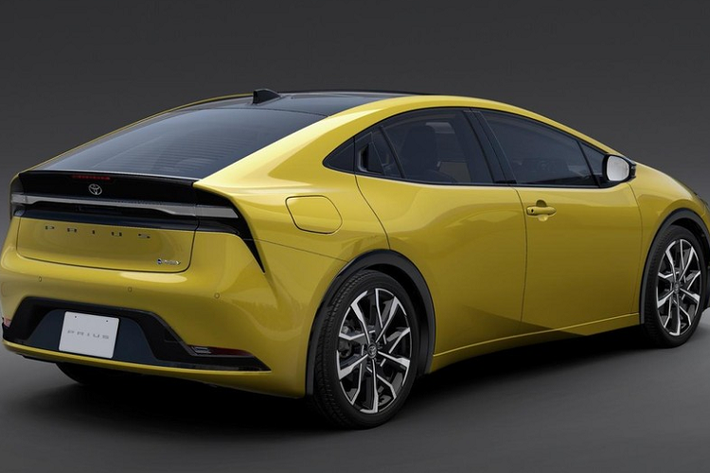 Trong đó, niềm tự hào phải kể đến trên bảng điều khiểnkhi có màn hình thông tin giải trí 12,3 inch cùng cụm công cụ kỹ thuật số cũng là các tính năng. Hình dạng của bảng điều khiển cũng hoàn toàn mới và tích hợp hệ thống sẽ cảnh báo người lái về các vật thể được phát hiện bằng cách nhấp nháy đèn xung quanh.