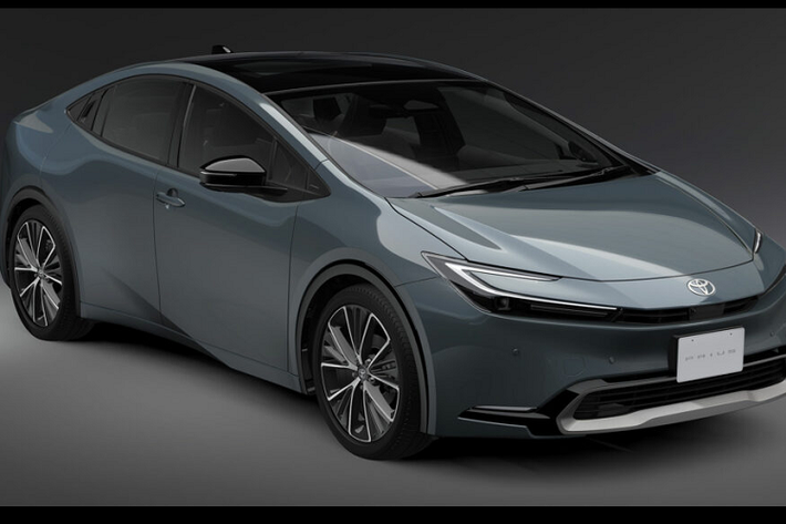 Prius mới cũng được trang bị hệ thống sạc năng lượng mặt trời tạo ra đủ năng lượng cho quãng đường lái xe lên tới 1.250 km mỗi năm. Năng lượng điện được tạo ra trong khi xe đang đỗ được sử dụng để sạc ắc quy truyền động. Hệ thống này cũng cung cấp điện cho điều hòa không khí và các chức năng khác... Mức giá xe Toyota Prius 2023 vẫn là ẩn số.